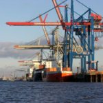 Kräne am Hafen