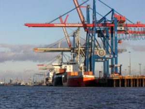 Kräne am Hafen