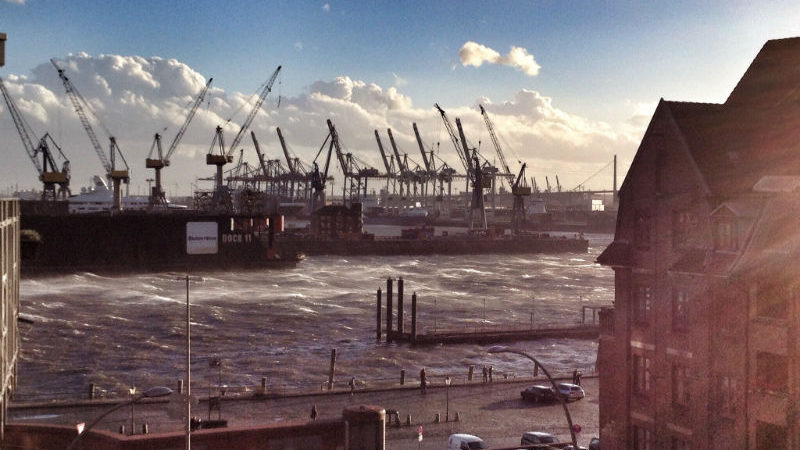 Hamburger Hafen im Sturm