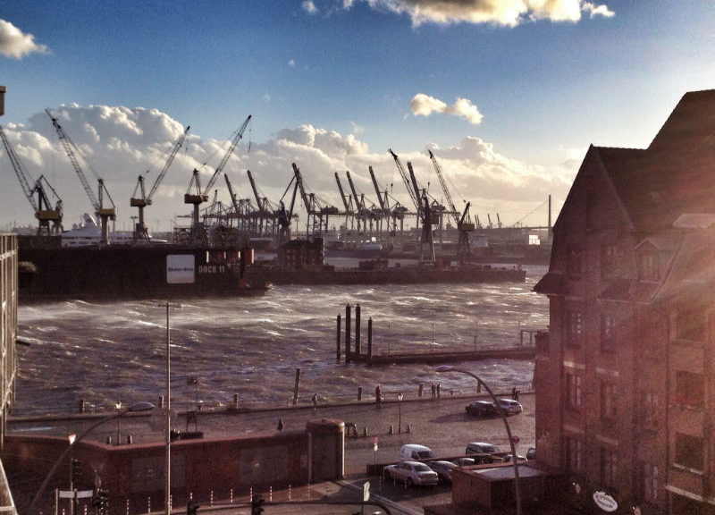 Hamburger Hafen im Sturm