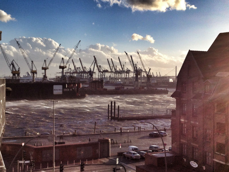 Hamburger Hafen im Sturm